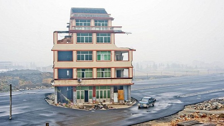 Dom na pasie ruchu chińskiej autostrady