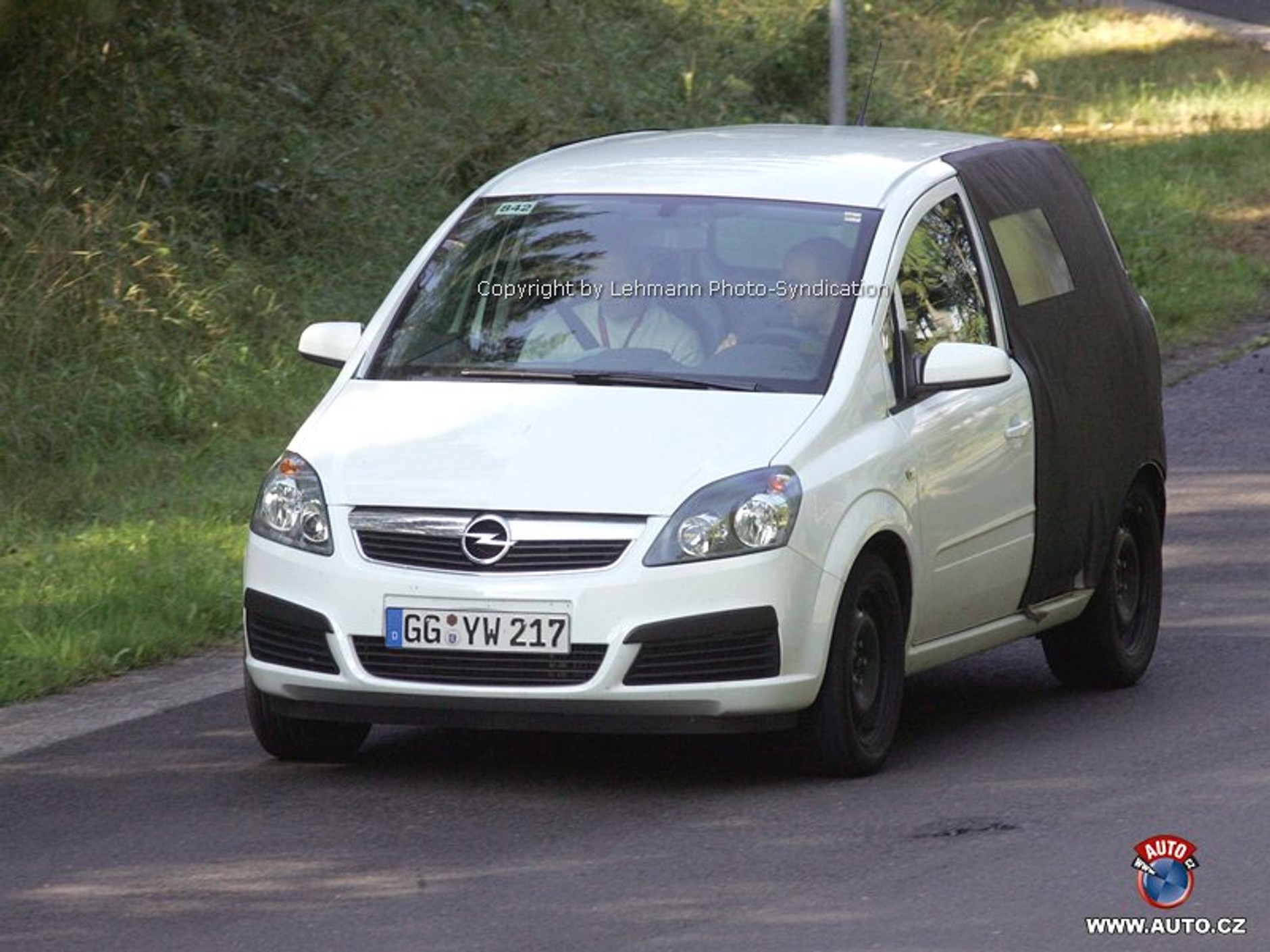 Zdjęcia szpiegowskie: Nowy Opel Meriva – taka mała Zafira