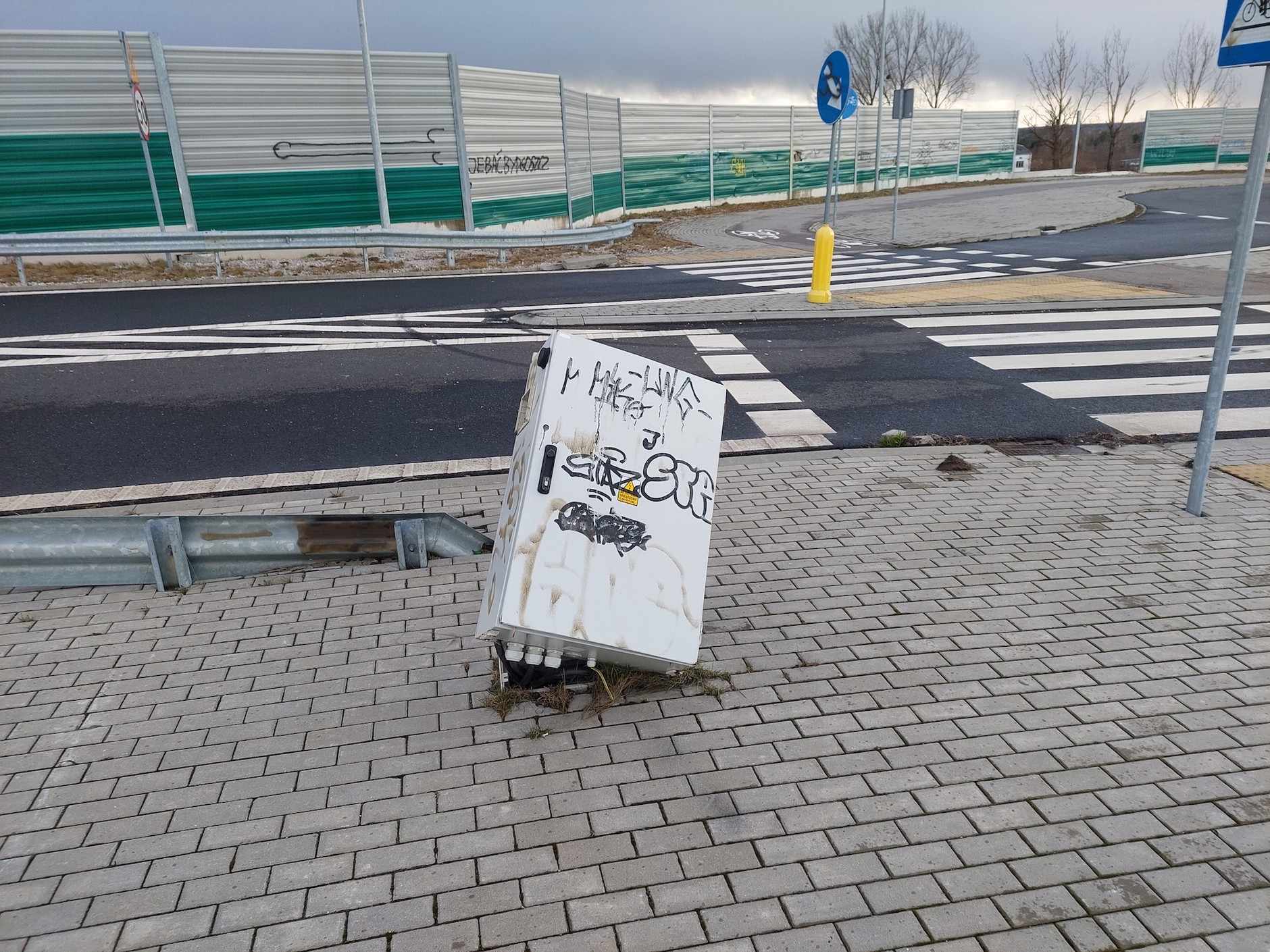 Zdemolowany i rozkradziony węzeł na trasie S8