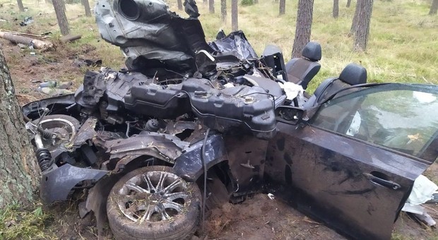 Czarna seria wypadków trwa. Auto 28-latka rozpadło się na części