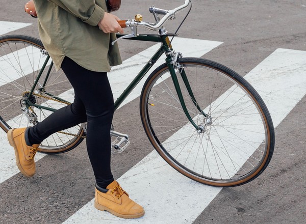 Przejeżdżasz rowerem przez pasy? Mandat może być najmniejszym problemem