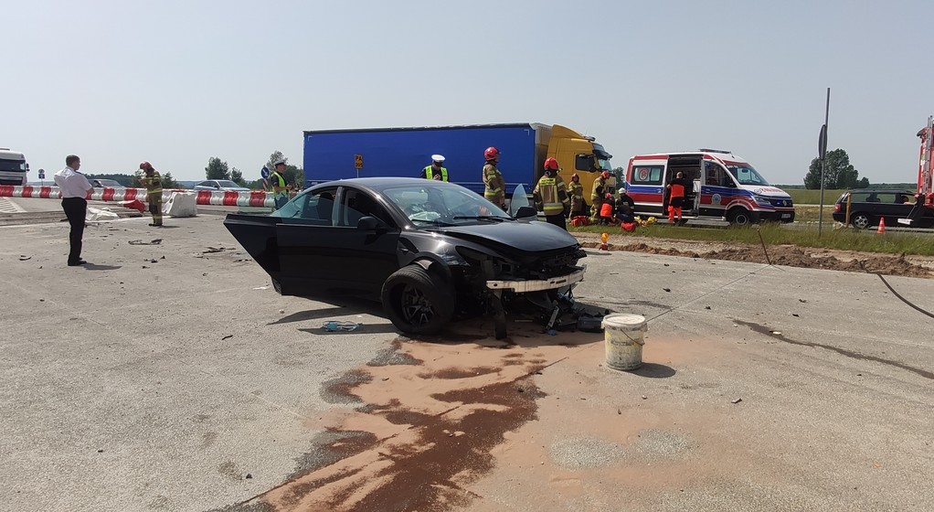 Wypadek Tesli na drodze S61