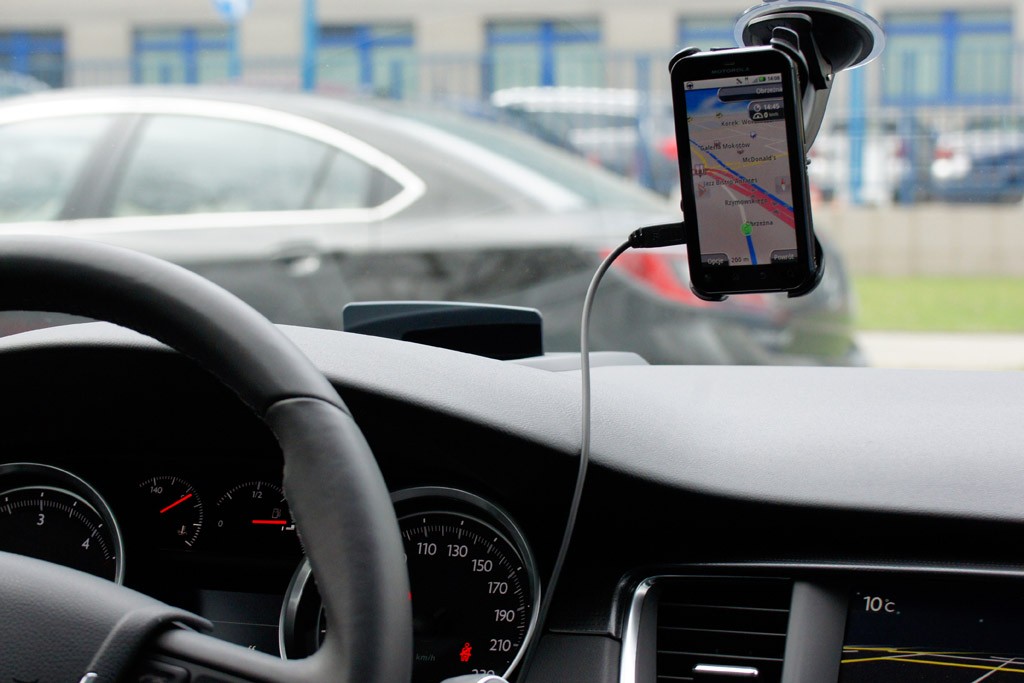 Hiszpania: można używać smartfona do nawigacji, ale... nie wolno go dotykać, nawet jeśli jest zamocowany w uchwycie