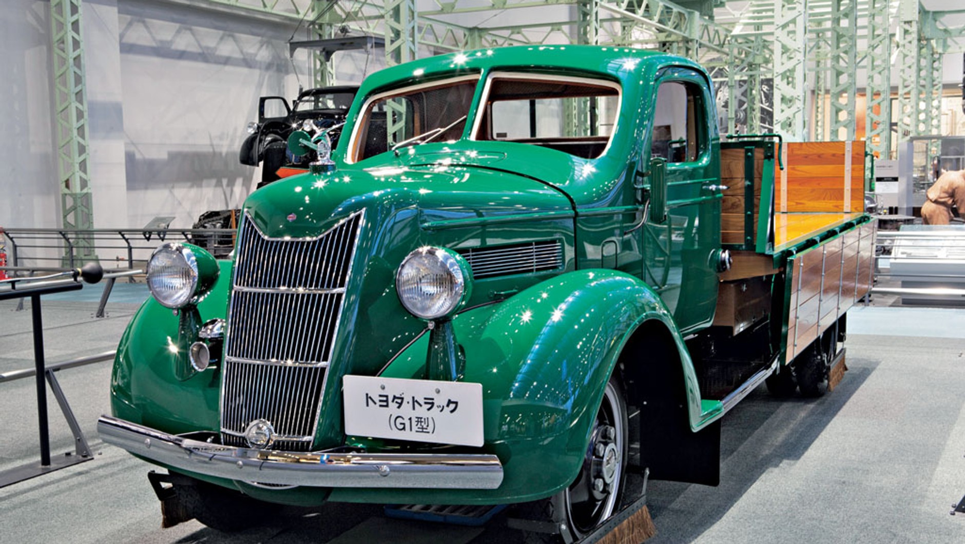 Pierwszy samochód fabryki maszyn włókienniczych Toyody – G1 – był kopią Forda. Szczotki przy kołach w 1935 roku służyły jako ochrona przed pryskaniem