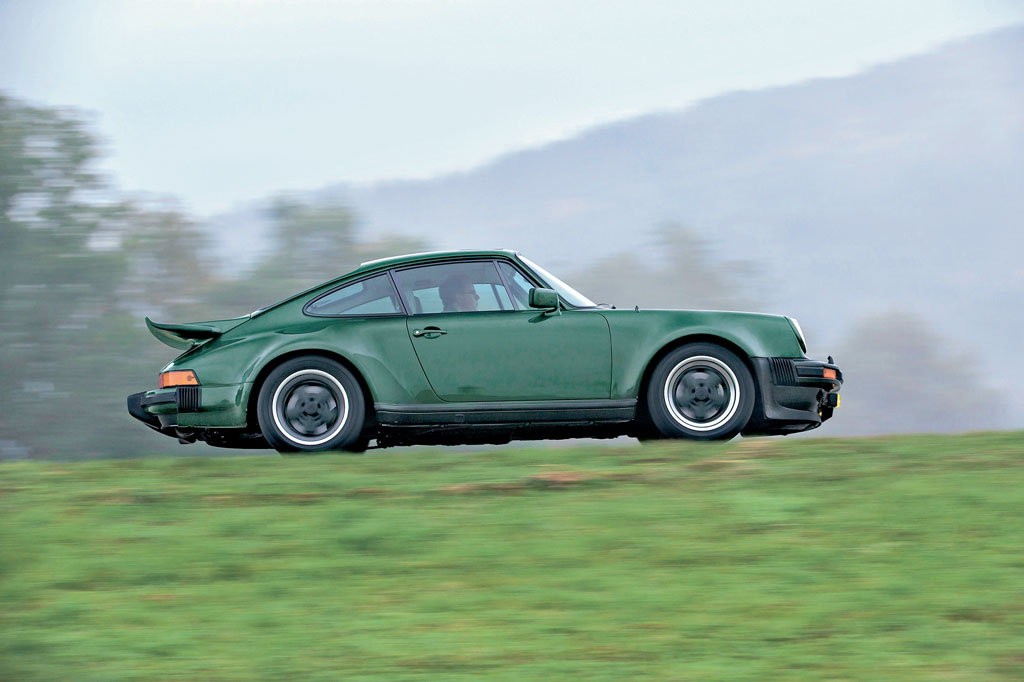 W porównaniu z bazową „911-ką” z przodu rozstaw kół zwiększono o 60 mm, a z tyłu – o 121 mm. To z kolei wymusiło zaprojektowanie większych nadkoli. Od jesieni 1983 r. za dopłatą oferowano wiele dodatków, które nadawały Carrerze wygląd Turbo.