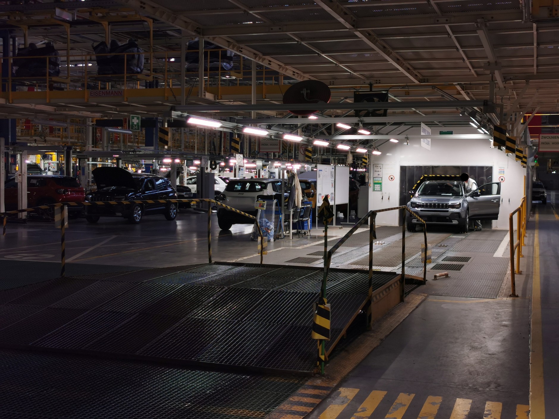 Zmontowane już samochody wyjeżdżają z komory, w której testowane są pod kątem szczelności