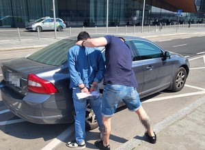 Zaskoczyli go metodą "na kolec". Ukradli kierowcy Audi 100 tys. zł