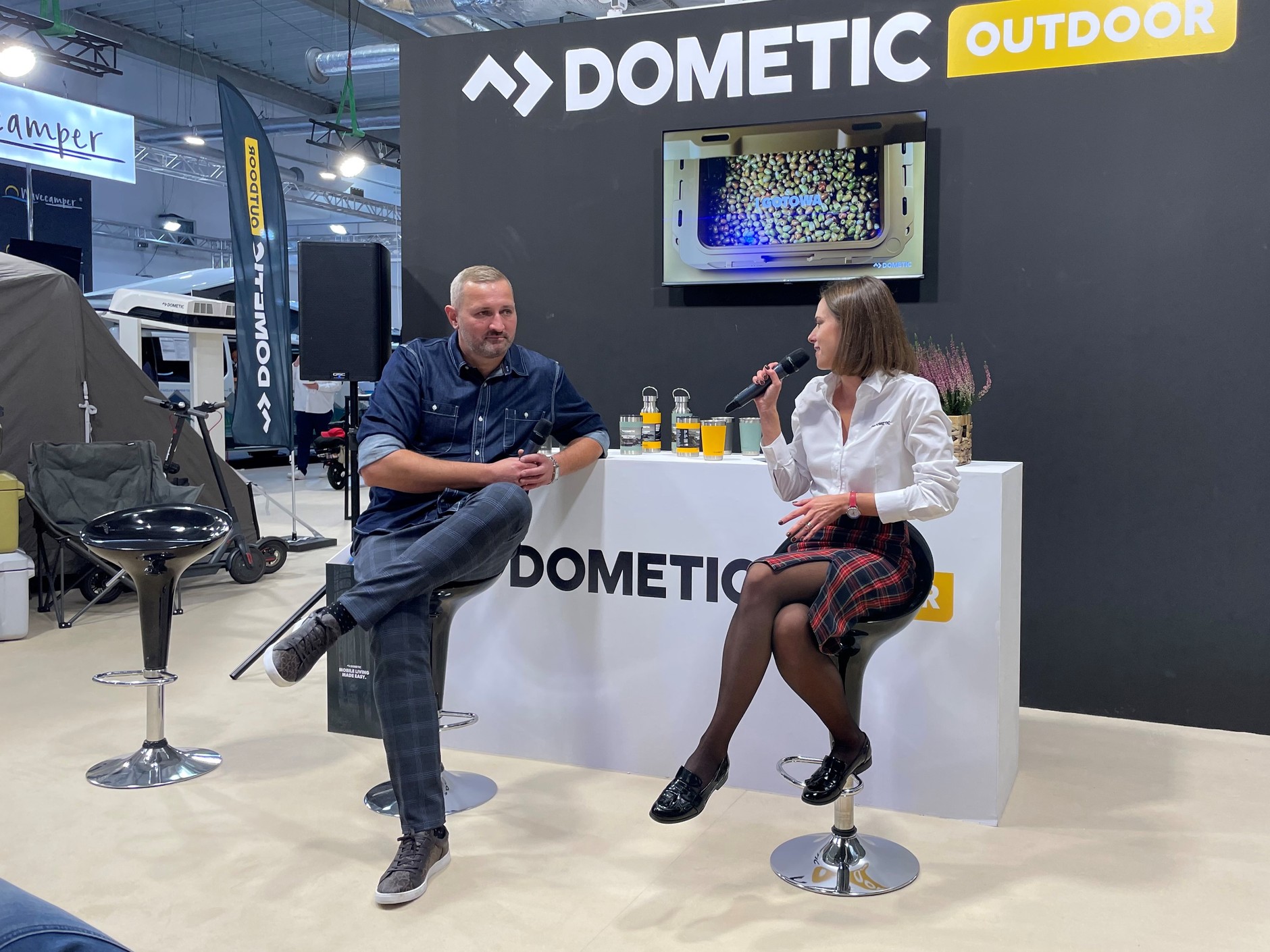 Adam Klimek podczas konferencji na stoisku firmy Dometic.