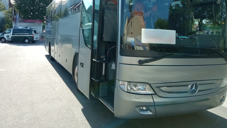 Autobus ze zbyt wysoką liczbą pasażerów