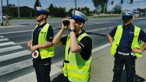 Typowy wakacyjny błąd może cię kosztować aż 30 tys. zł. Policjanci sprawdzają dmc