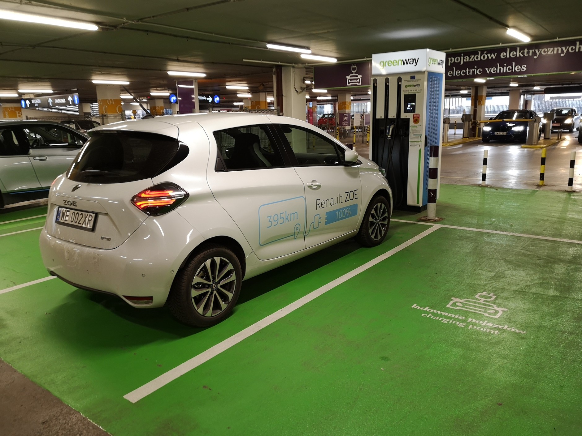 Ładowanie auta w mieście, nawet na niezbyt szybkiej, ale płatnej ładowarce, oznacza koszt przejazdu na poziomie auta spalinowego. Im szybsza ładowarka, tym drożej