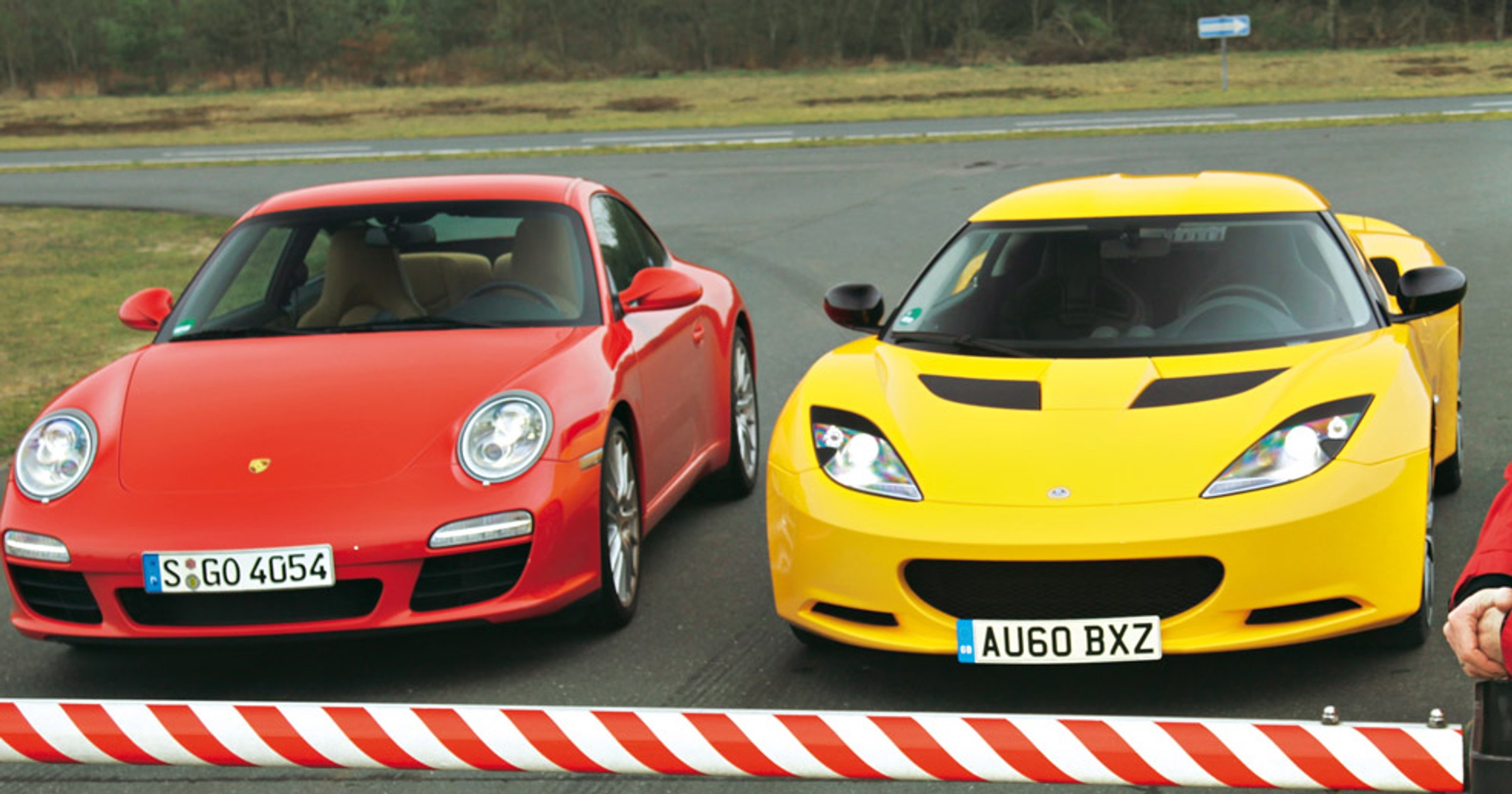 Porsche 911 kontra Lotus Evora: uliczne wyścigówki na start