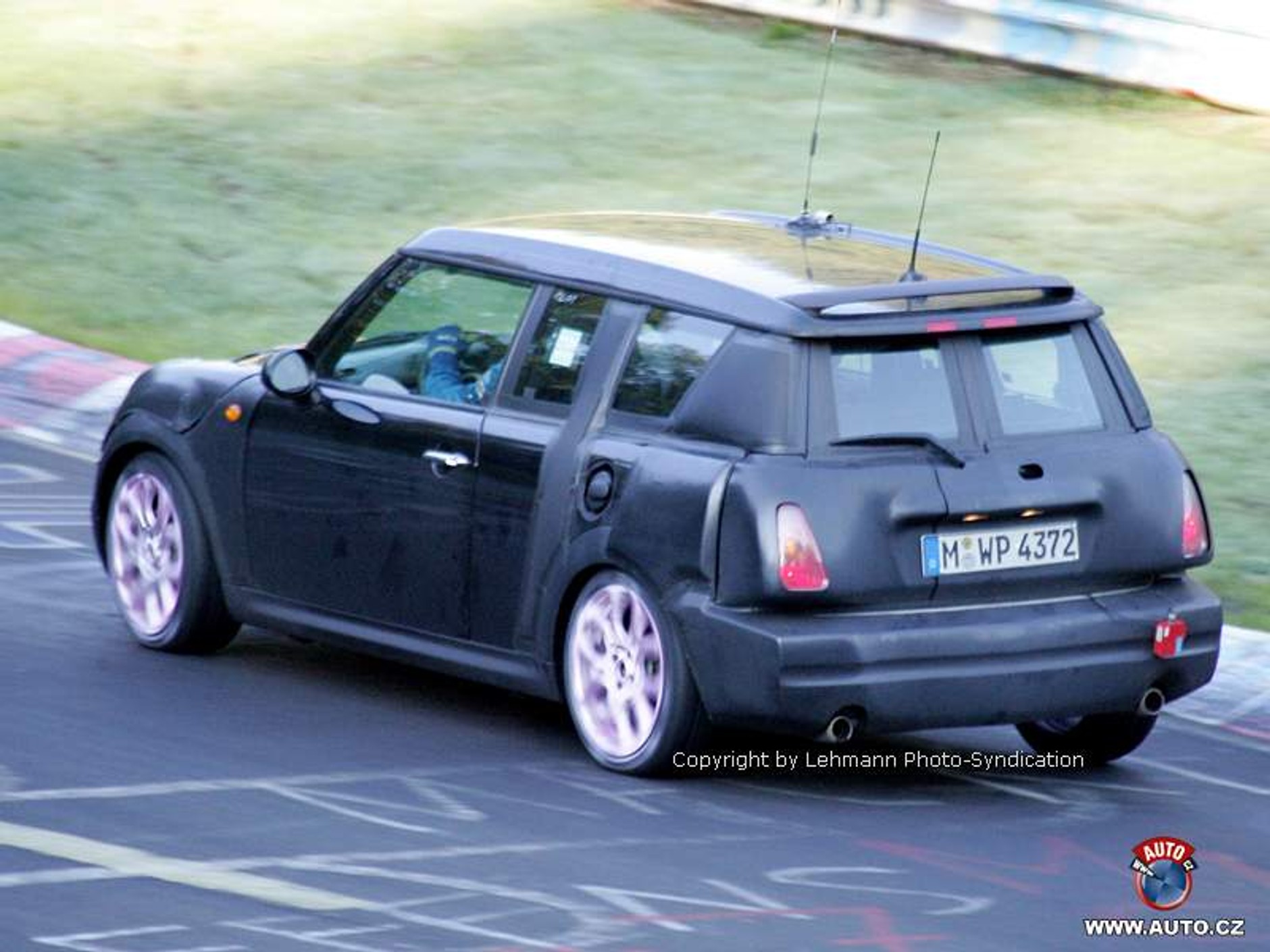 Zdjęcia szpiegowskie: Jak to będzie z drzwiami Mini Traveller?