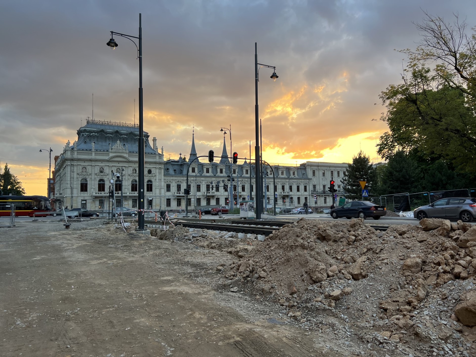 Remont na ul. Północnej w Łodzi, w tle Pałac Poznańskiego