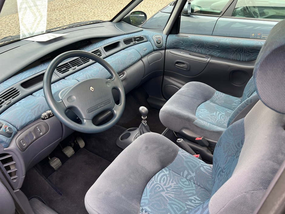 Renault 3. generacji — wnętrze (1997)