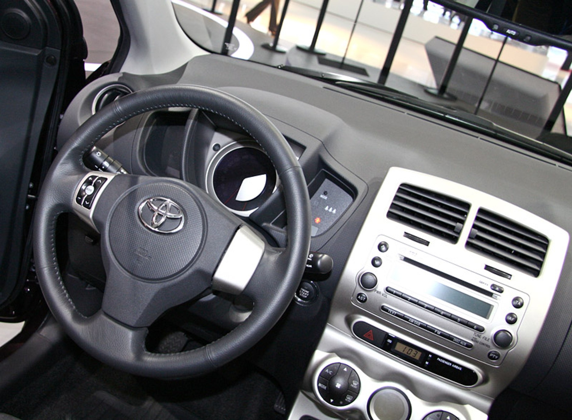 Paryż 2008: Toyota Urban Cruiser – miejski crossover z napędem 4x4 i nowym silnikiem 1,33 Dual VVT-i