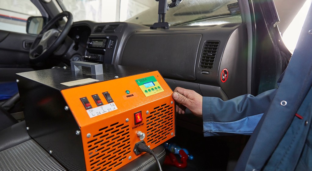 Żeby zadbać nie tylko o stan techniczny klimatyzacji, ale i o zdrowie pasażerów, warto przy okazji okresowego przeglądu układu pamiętać również o jego odgrzybieniu i dezynfekcji.