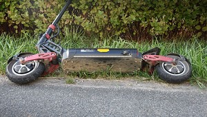 Jechał hulajnogą elektryczną. Policja ostrzega przed takim zachowaniem