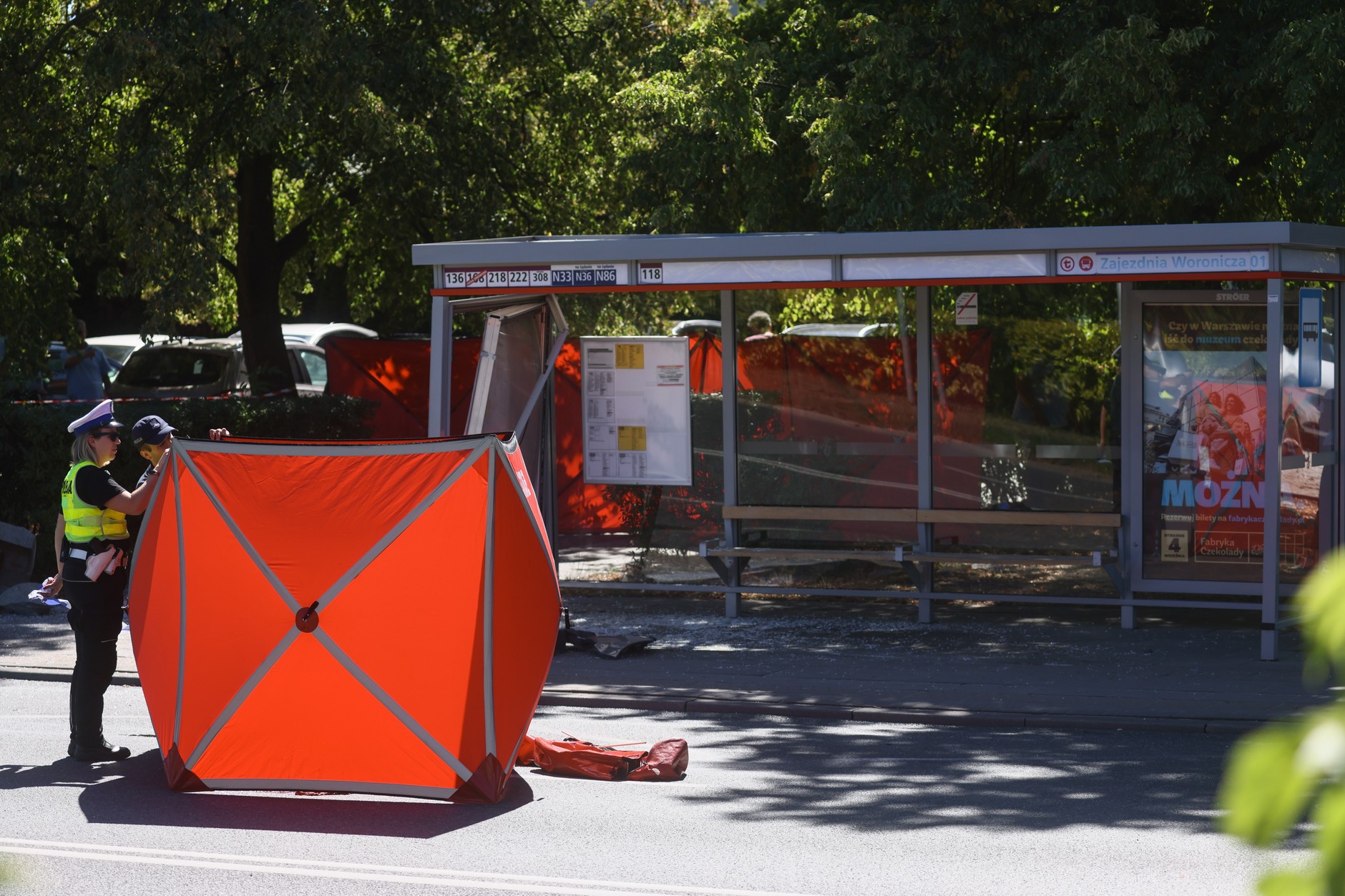 Samochód wjechał w przystanek na warszawskim Mokotowie. Dwie osoby nie żyją