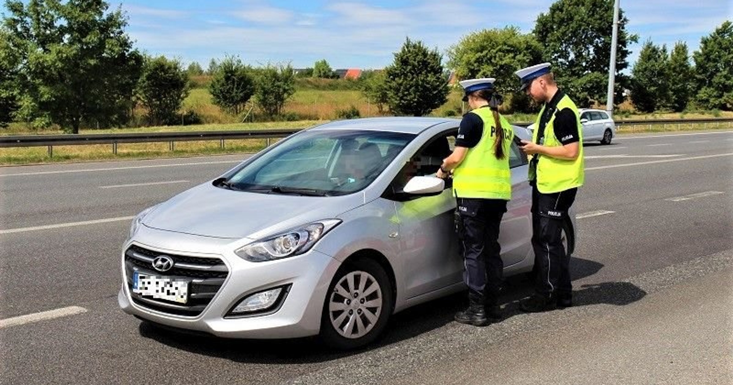 Policjanci z Wrocławia podczas akcji "Dystans" sprawdzali, czy kierowcy stosują się do obowiązku utrzymywania odpowiedniego dystansu od poprzedzającego pojazdu