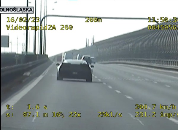 Policjanci dogonili kierowcę Corvette. Mocno tego pożałował [WIDEO]