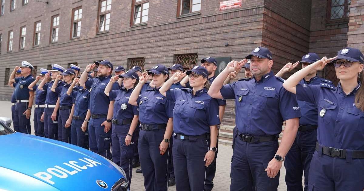 Obraz pochodzący z serwisu https://dolnoslaska.policja.gov.pl/wr1/aktualnosci/biezace-inf/121894,Dolnoslascy-policjanci-oddali-hold-poleglemu-zolnierzowi-Czesc-Jego-pamieci.html