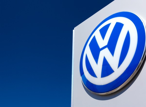 Akcje Volkswagena są absurdalnie tanie. Wręcz zbyt tanie. Czy to dobry moment, by je kupić?