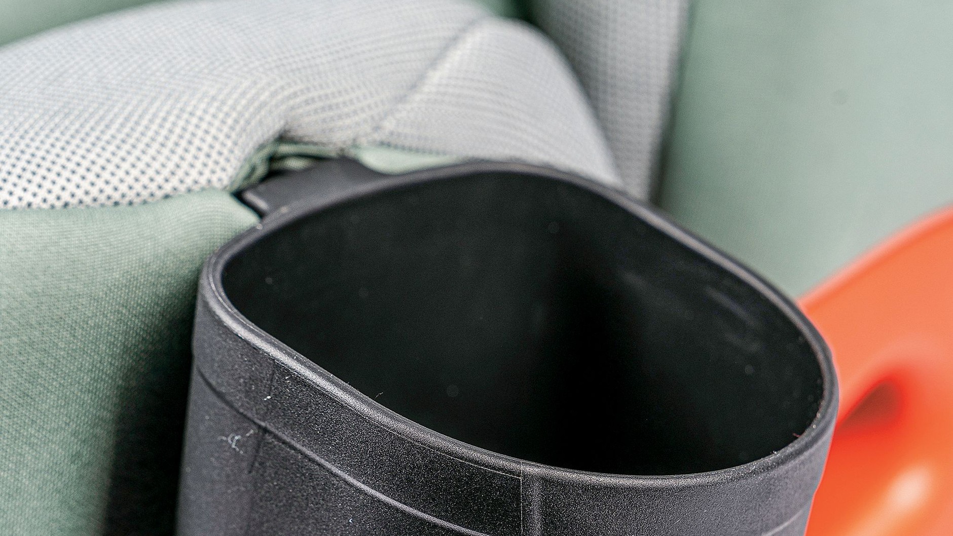Uchwyt na napój to praktyczny dodatek – tu w foteliku Joie Bold R.