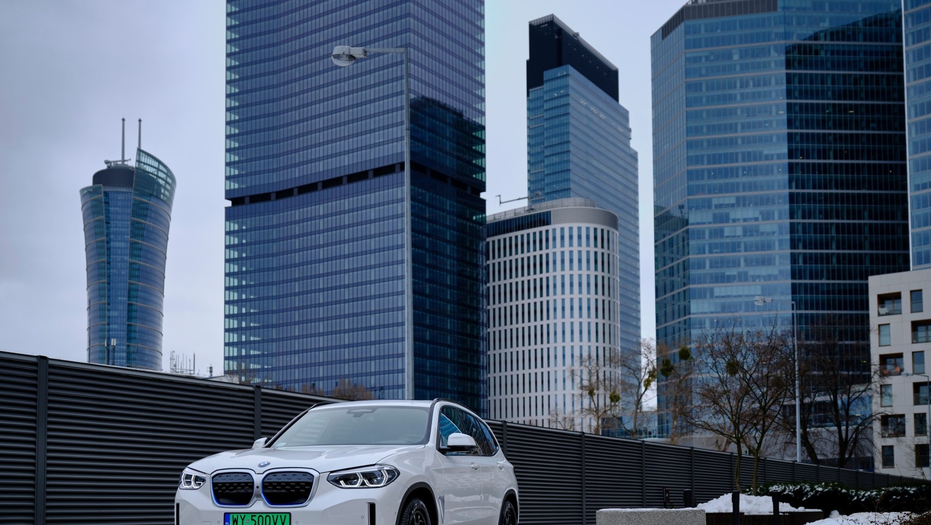 Elektryczne BMW iX3 w centrum miasta