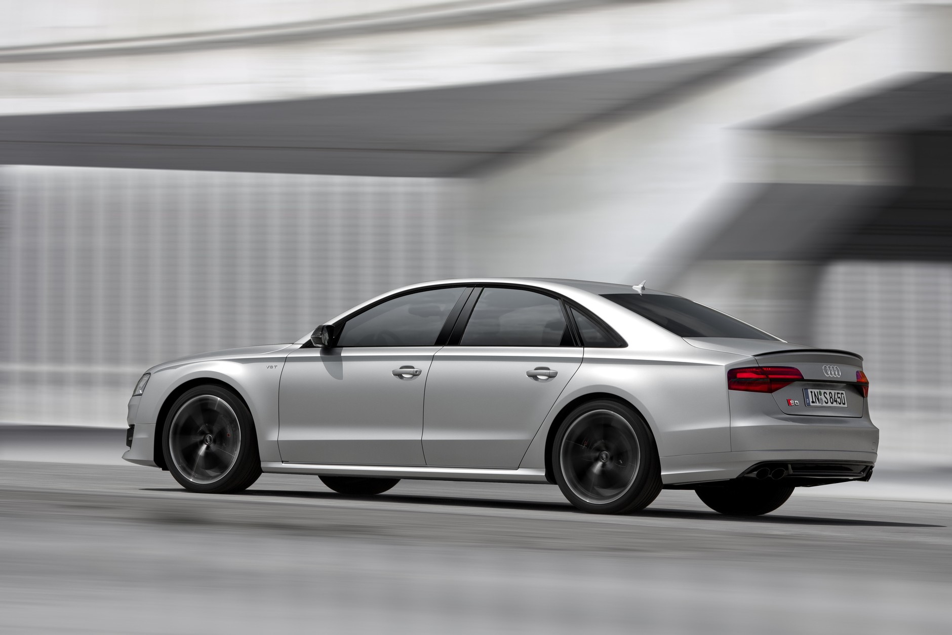 Audi S8 plus ma moc 605 KM i osiąga 305 km/h