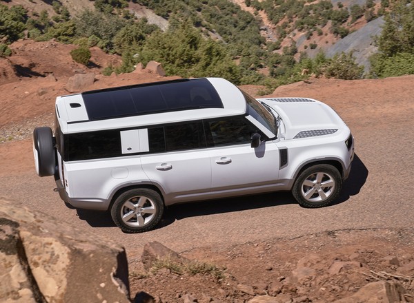 Zadebiutował Land Rover Defender 130. Zabierze na pokład wielką rodzinę