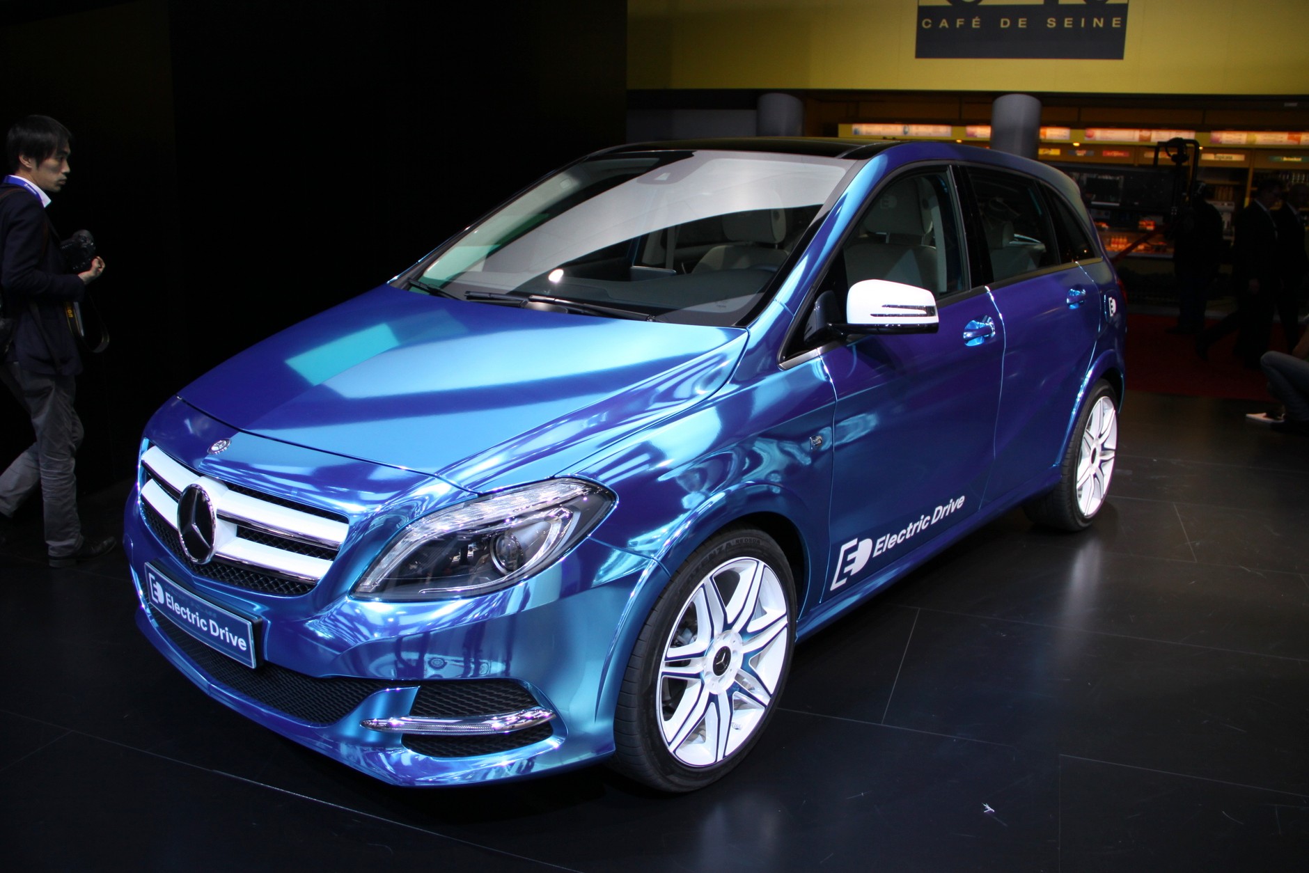 Mercedes B Electric Drive (Paryż 2012). Za komponenty napędu elektrycznego odpowiadała wówczas mało znana firma Tesla.