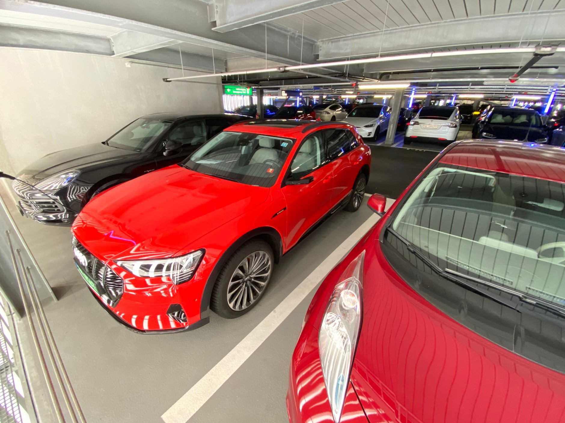 W trasę ruszamy z lotniska w Zurychu. Część parkingu wielopoziomowego jest przeznaczona wyłącznie dla aut „z gniazdkiem”. Dostępnych jest 38 ładowarek o mocy 11 kW