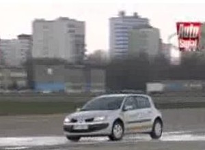 Auto Świat TV - Instruktorzy Szkoły Jazdy Renault radzą jak reagować na poślizg?