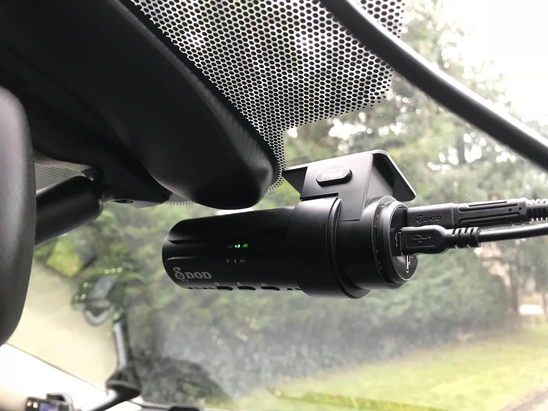 Kamerę przykleja się do szyby. Przyssawka byłaby zapewne wygodniejszym rozwiązaniem.