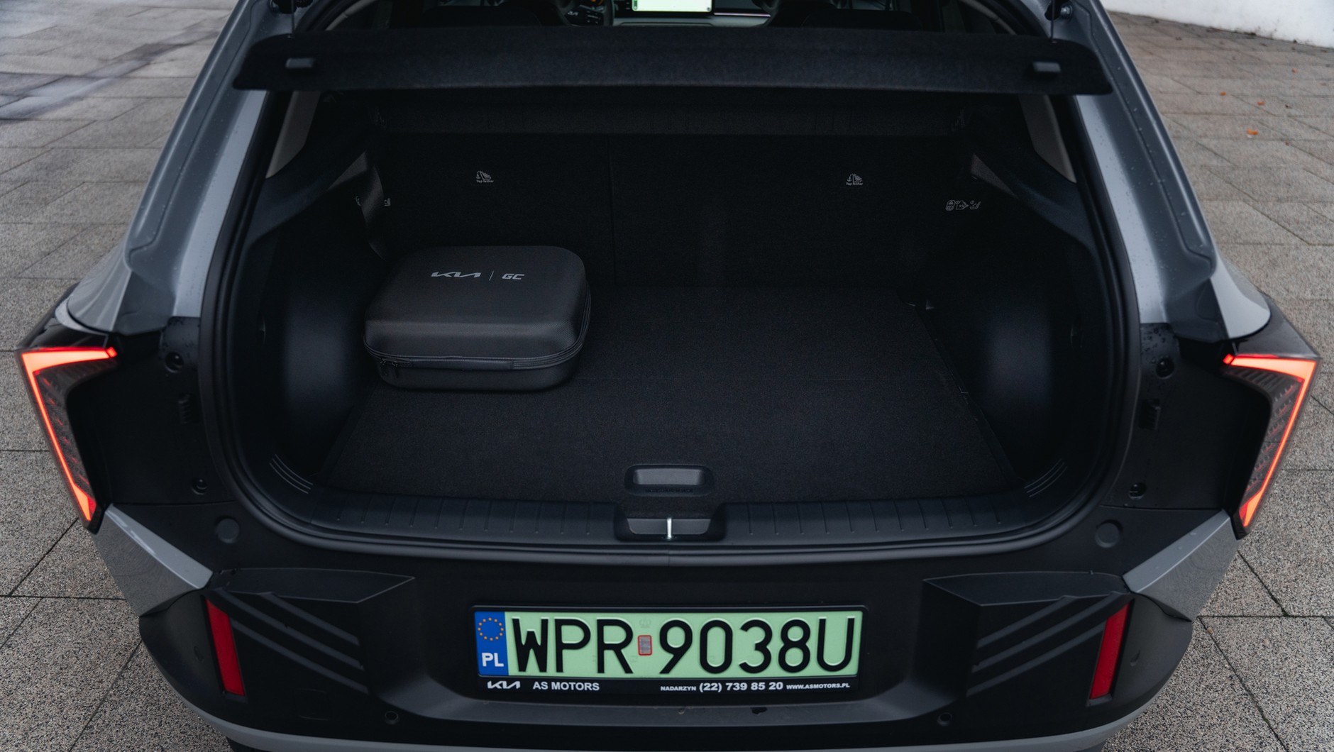 Bagażnik Kii EV4 Hatchback mieści 435 l, a po położeniu foteli zwiększa się do 1415 l