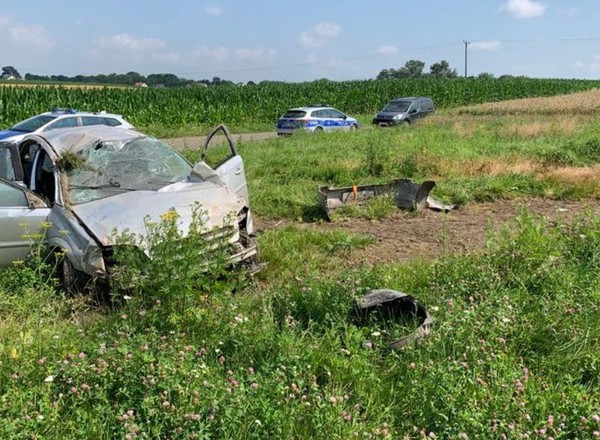 Rozbity samochód stał w polu niedaleko autostrady A4. Policjanci znaleźli kierowcę