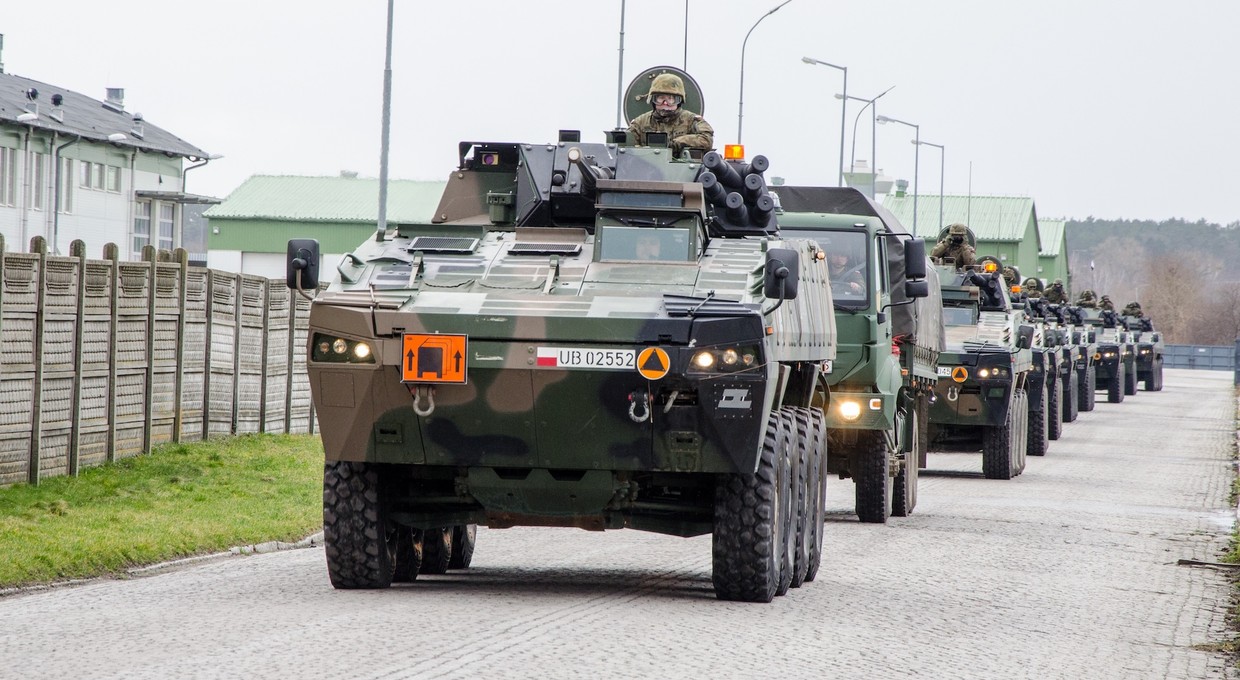 Czego nie wolno robić, gdy przed nami jedzie kolumna wojskowa?