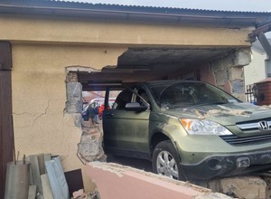 SUV potrącił seniorów i przebił ścianę garażu. Nie żyje 84-latek