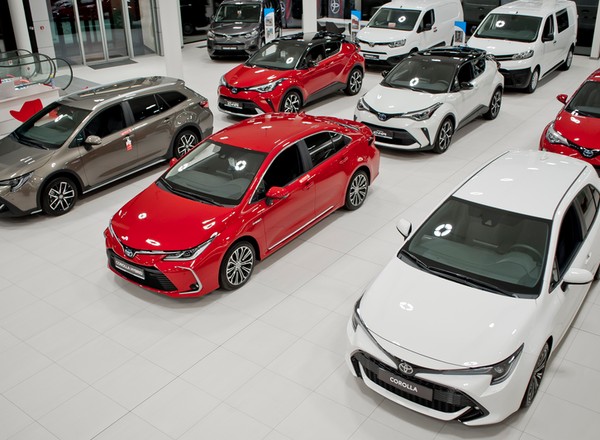 Ile trzeba czekać na nowe auto z salonu? Sprawdziliśmy i... można się zdziwić
