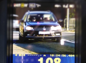 Pędził 108 km/h w mieście. Stracił prawo jazdy