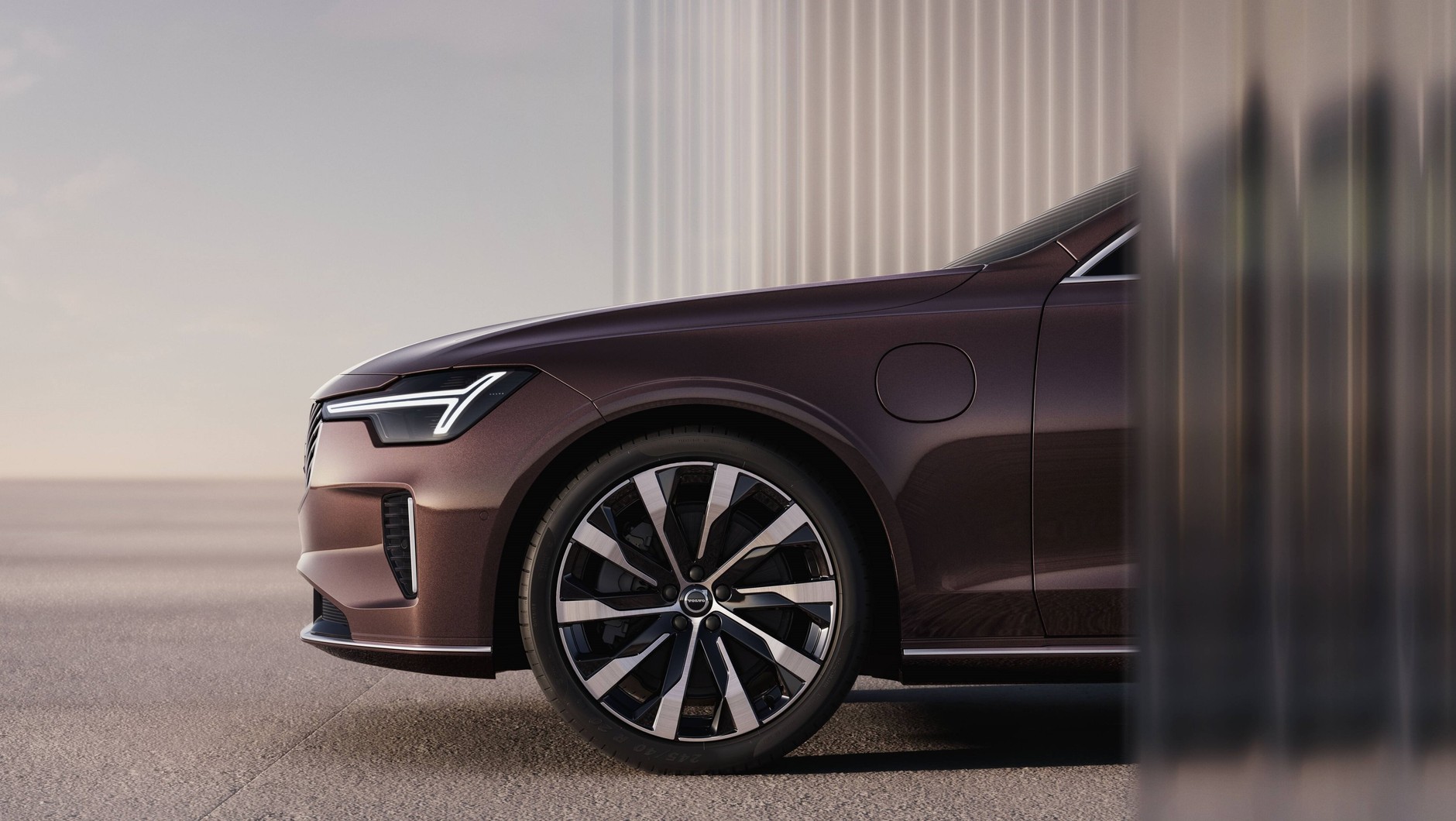 Volvo S90 daje wybór: miękka hybryda albo hybryda plug-in