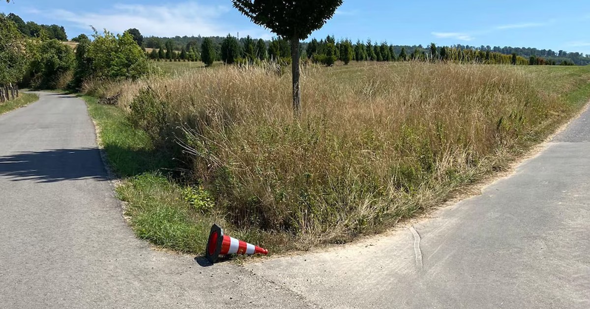 Pachołek leżący na rozstaju dróg. Nie podnoś go, to może być ważny znak!
