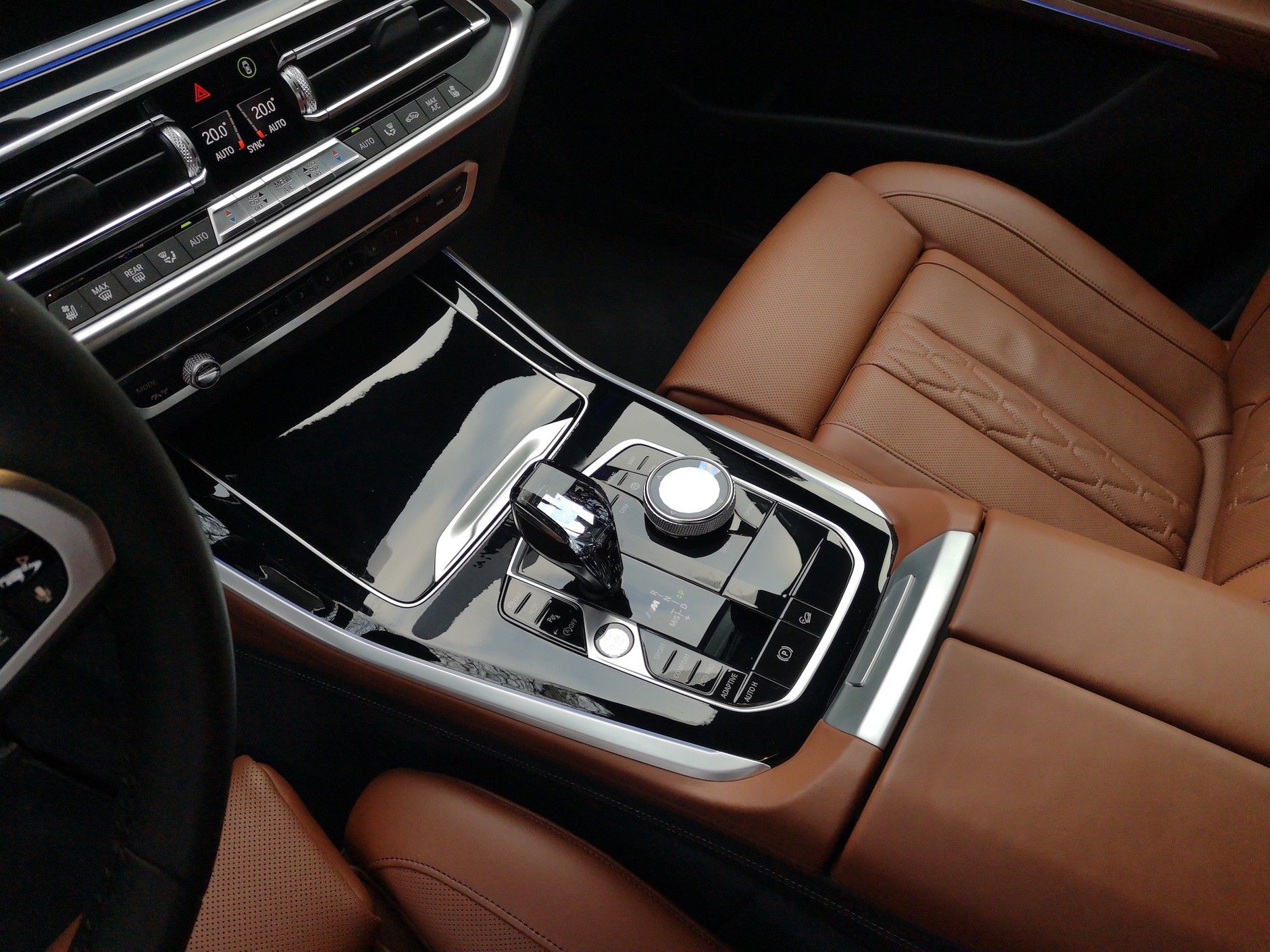 Szklane przyciski, na szczęście, pooddzielano „wałeczkami” – dzięki temu łatwiej w nie trafić. Tymi samymi funkcjami można sterować za pośrednictwem różnych urządzeń – np. ekranu dotykowego albo alternatywnie – pokrętłem