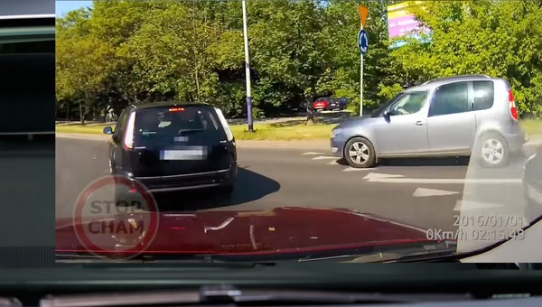 Nieświadomy kierowca czy próba wyłudzenia? To nagranie to prawdziwa "perełka"