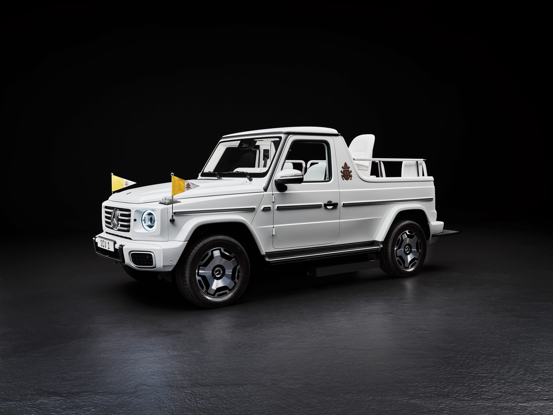 Mercedes G580 "papamobile"