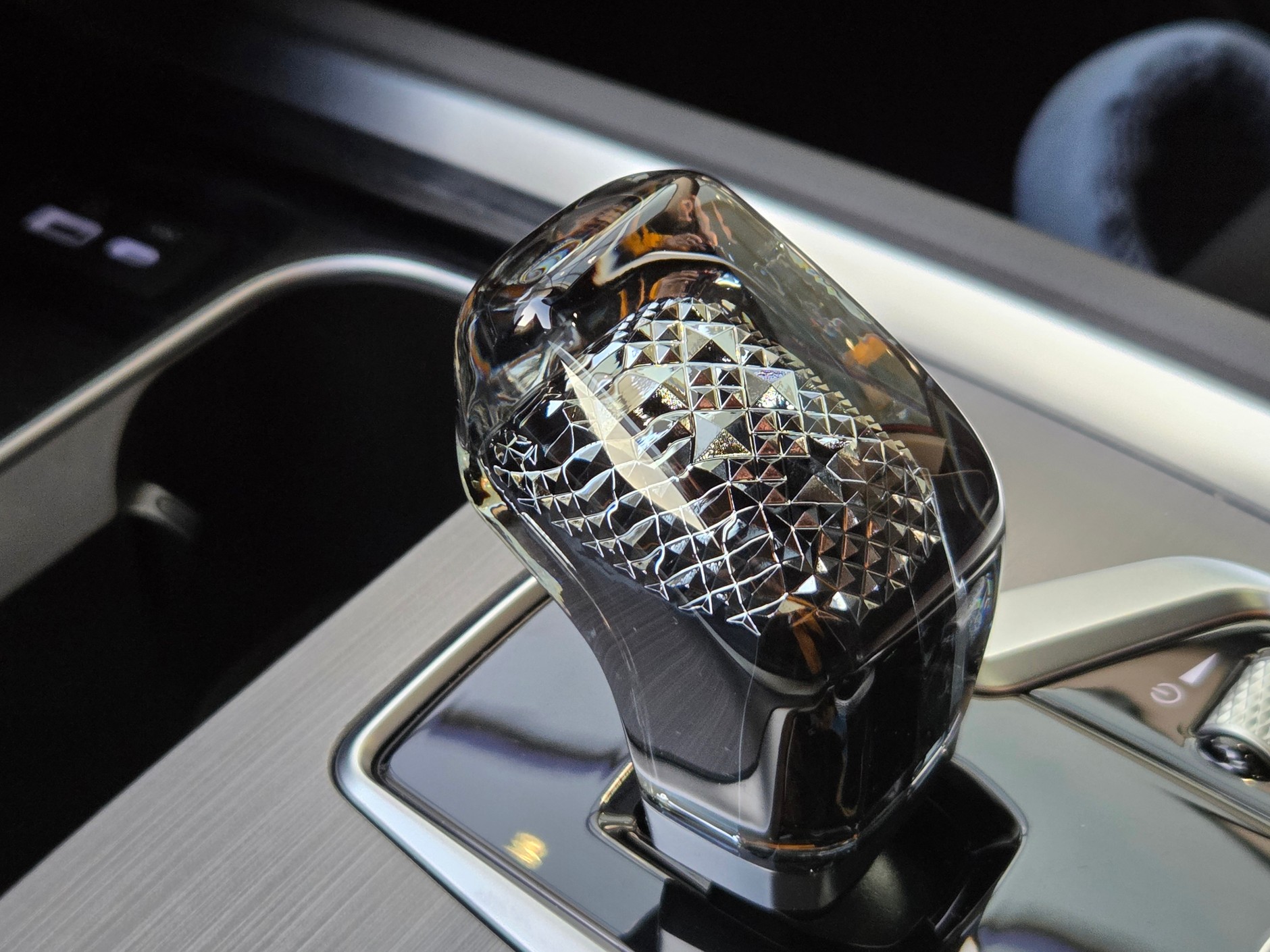 Wybierak automatycznej skrzyni biegów miał chyba nawiązywać do BMW i Volvo