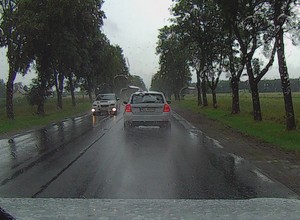 Jak używać świateł do jazdy dziennej, a kiedy włączyć światła mijania?