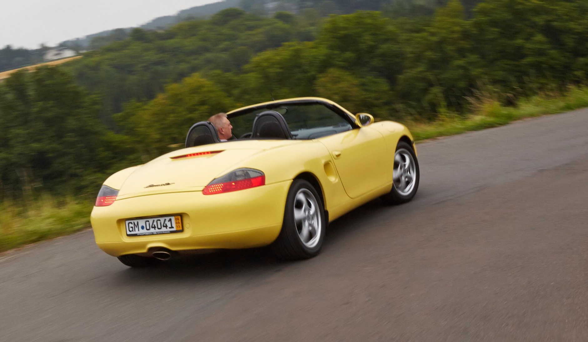 Niebo nad głową, dwa miejsca i świetne prowadzenie - to Porsche Boxster I.