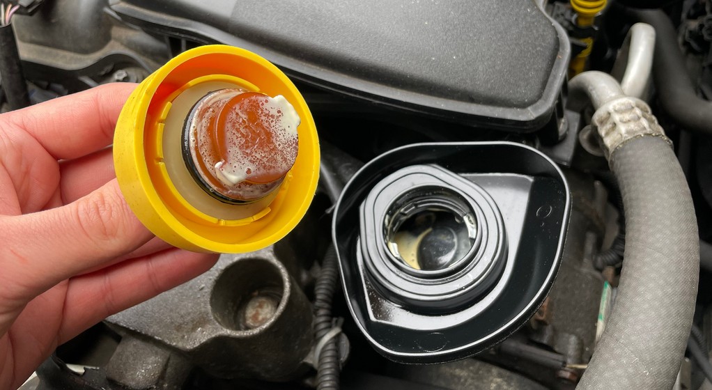 "Majonez" pod korkiem wlewu oleju